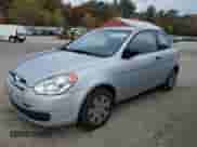 2010 Hyundai Accent GS z VIN KMHCM3AC8AU182418, wystawiony jako Copart lot #77564514 z przebiegiem 148 764 mil mil oraz Czysty tytuł • Clean title. Historia ofert i sprzedaży dostępna na DreamBid. Obrazek 1.