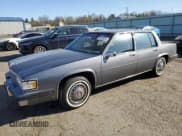 ✅ 1985 Cadillac DeVille • VIN: 1G6CD6987F4335662 • Лот: 52103035. Опубликован ранее на Copart с пробегом 62 861 миль. Бесплатный доступ к архиву аукционных продаж из США и подробный отчёт об истории автомобиля на DreamBid. Изображение 1.