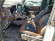 ✅ 2022 Ford Bronco • VIN: 1FMEE5DP5NLB68147 • Lot: 65732775. Wystawiony na Copart z przebiegiem 17 926 mil. Bezpłatny archiwum sprzedaży aukcyjnych z USA i szczegółowy raport historii pojazdu na DreamBid. Zdjęcie 7.