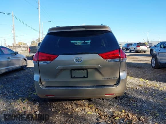 ✅ 2011 Toyota Sienna XLE • VIN: 5TDYK3DC5BS038682 • Lot: 43604542. Listed on IAAI with 58,938 mi. Free auction sales archive from the USA and detailed vehicle history report at DreamBid. Image 16.