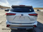 ✅ 2023 Toyota Highlander Hybrid Platinum • VIN: 5TDEBRCH4PS122373 • Lot: 91297405. Wystawiony na Copart z przebiegiem 32 673 mil. Bezpłatny archiwum sprzedaży aukcyjnych z USA i szczegółowy raport historii pojazdu na DreamBid. Zdjęcie 6.