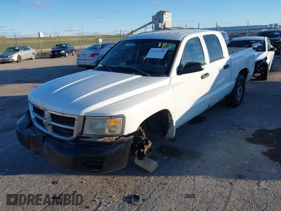 ✅ 2008 Dodge Dakota ST • VIN: 1D7HW28K48S510456 • Lot: 43663698. Wystawiony na IAAI z przebiegiem 174 852 mil. Bezpłatny archiwum sprzedaży aukcyjnych z USA i szczegółowy raport historii pojazdu na DreamBid. Zdjęcie 2.