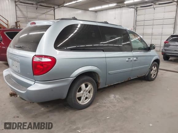 ✅ 2005 Dodge Caravan SXT • VIN: 2D4GP44L65R581395 • Lot: 43633314. Wystawiony na IAAI z przebiegiem 184 671 mil. Bezpłatny archiwum sprzedaży aukcyjnych z USA i szczegółowy raport historii pojazdu na DreamBid. Zdjęcie 4.
