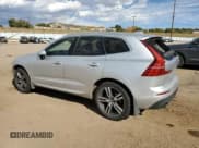 ✅ 2018 Volvo XC60 Momentum • VIN: LYV102RK3JB100845 • Lot: 90073965. Wystawiony na Copart z przebiegiem 58 828 mil. Bezpłatny archiwum sprzedaży aukcyjnych z USA i szczegółowy raport historii pojazdu na DreamBid. Zdjęcie 2.