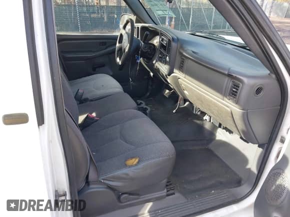 2004 Chevrolet Silverado 1500 Work Truck z VIN 1GCEC14X14Z201305, wystawiony jako IAAI lot #41619446 z przebiegiem 166 615 mil mil oraz . Historia ofert i sprzedaży dostępna na DreamBid. Obrazek 5.