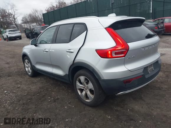 ✅ 2019 Volvo XC40 Momentum • VIN: YV4AC2HK4K2061210 • Lot: 43802149. Wystawiony na IAAI z przebiegiem 96 057 mil. Bezpłatny archiwum sprzedaży aukcyjnych z USA i szczegółowy raport historii pojazdu na DreamBid. Zdjęcie 3.