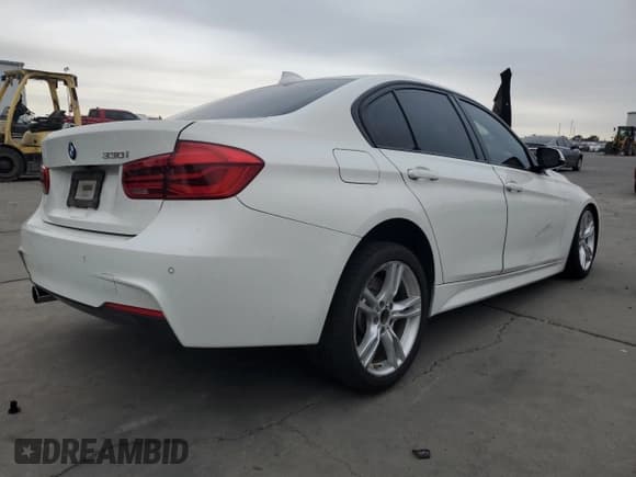 ✅ 2017 BMW 3 Series 330i • VIN: WBA8B9C37HK886323 • Lot: 81270435. Wystawiony na Copart z przebiegiem Nie podano. Bezpłatny archiwum sprzedaży aukcyjnych z USA i szczegółowy raport historii pojazdu na DreamBid. Zdjęcie 3.