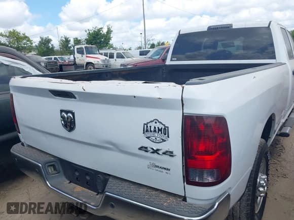 ✅ 2017 Ram 2500 Tradesman • VIN: 3C6UR5HL4HG670748 • Lot: 42767336. Listed on IAAI with 111,404 mi. Free auction sales archive from the USA and detailed vehicle history report at DreamBid. Image 4.