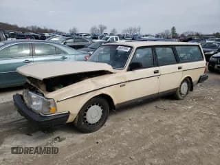 ✅ 1988 Volvo 240 DL • VIN: YV1AX8859J1788586 • Лот: 46487955. Опубликован ранее на Copart с пробегом 185 682 миль. Бесплатный доступ к архиву аукционных продаж из США и подробный отчёт об истории автомобиля на DreamBid. Изображение 1.
