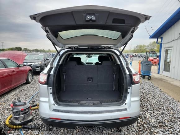 ✅ 2017 Chevrolet Traverse LT • VIN: 1GNKRGKDXHJ151643 • Lot: 86637565. Wystawiony na Copart z przebiegiem 76 202 mil. Bezpłatny archiwum sprzedaży aukcyjnych z USA i szczegółowy raport historii pojazdu na DreamBid. Zdjęcie 6.