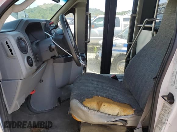 ✅ 2013 Ford Econoline Commercial • VIN: 1FDEE3FL0DDB22815 • Lot: 65554835. Wystawiony na Copart z przebiegiem 421 577 mil. Bezpłatny archiwum sprzedaży aukcyjnych z USA i szczegółowy raport historii pojazdu na DreamBid. Zdjęcie 7.