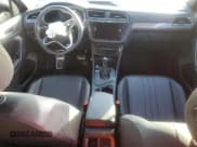 ✅ 2022 Volkswagen Tiguan SE R-Line Black • VIN: 3VVCB7AX1NM035874 • Lot: 81419224. Wystawiony na Copart z przebiegiem Nie podano. Bezpłatny archiwum sprzedaży aukcyjnych z USA i szczegółowy raport historii pojazdu na DreamBid. Zdjęcie 8.