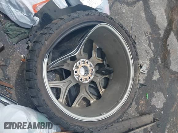 2010 Chevrolet Silverado 1500 LT z VIN 3GCRCSEA6AG170811, wystawiony jako IAAI lot #42697042 z przebiegiem 175 951 mil mil oraz . Historia ofert i sprzedaży dostępna na DreamBid. Obrazek 11.