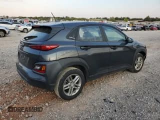 ✅ 2020 Hyundai Kona SE • VIN: KM8K12AA3LU483842 • Лот: 75537374. Опубликован ранее на Copart с пробегом 69 230 миль. Бесплатный доступ к архиву аукционных продаж из США и подробный отчёт об истории автомобиля на DreamBid. Изображение 3.