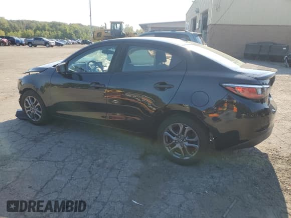 ✅ 2020 Toyota Yaris L • VIN: 3MYDLBYV7LY711792 • Лот: 70520915. Опубликован ранее на Copart с пробегом 98 777 миль. Бесплатный доступ к архиву аукционных продаж из США и подробный отчёт об истории автомобиля на DreamBid. Изображение 2.