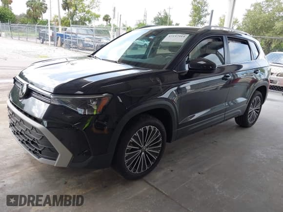 ✅ 2025 Volkswagen Taos SE • VIN: 3VVSC7B20SM015767 • Lot: 43197914. Wystawiony na IAAI z przebiegiem 6 368 mil. Bezpłatny archiwum sprzedaży aukcyjnych z USA i szczegółowy raport historii pojazdu na DreamBid. Zdjęcie 17.