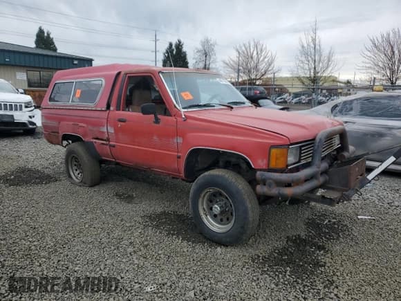 ✅ 1986 Toyota Pickup • VIN: JT4RN63R6G0045542 • Lot: 48713635. Wystawiony na Copart z przebiegiem 256 975 mil. Bezpłatny archiwum sprzedaży aukcyjnych z USA i szczegółowy raport historii pojazdu na DreamBid. Zdjęcie 4.