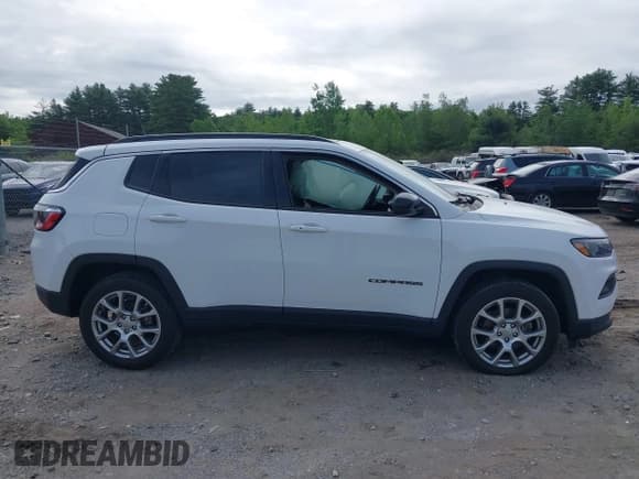 ✅ 2022 Jeep Compass Latitude Lux • VIN: 3C4NJDFB7NT181093 • Lot: 42359152. Wystawiony na IAAI z przebiegiem 20 264 mil. Bezpłatny archiwum sprzedaży aukcyjnych z USA i szczegółowy raport historii pojazdu na DreamBid. Zdjęcie 13.
