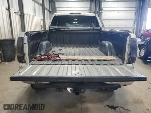 ✅ 2005 Chevrolet Silverado 2500HD LS • VIN: 1GCHK23255F962952 • Lot: 85852465. Wystawiony na Copart z przebiegiem 247 872 mil. Bezpłatny archiwum sprzedaży aukcyjnych z USA i szczegółowy raport historii pojazdu na DreamBid. Zdjęcie 6.