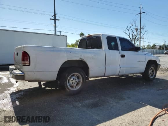 ✅ 2000 Dodge Dakota • VIN: 1B7GL22X0YS517133 • Lot: 84531964. Wystawiony na Copart z przebiegiem 233 269 mil. Bezpłatny archiwum sprzedaży aukcyjnych z USA i szczegółowy raport historii pojazdu na DreamBid. Zdjęcie 3.