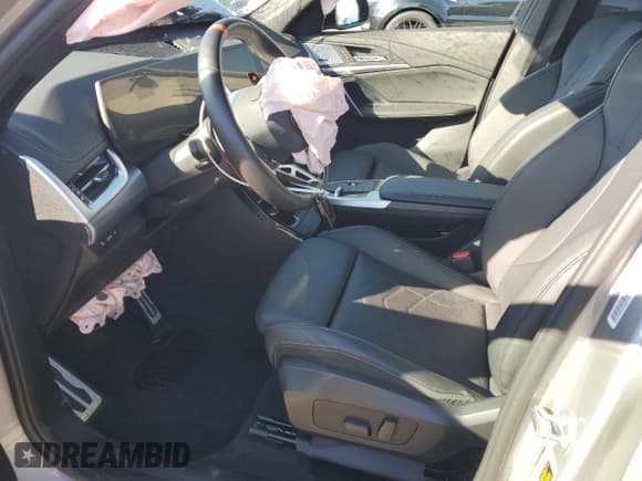 ✅ 2024 BMW X1 • VIN: WBX13EF02R5Y33303 • Lot: 85907235. Wystawiony na Copart z przebiegiem Nie podano. Bezpłatny archiwum sprzedaży aukcyjnych z USA i szczegółowy raport historii pojazdu na DreamBid. Zdjęcie 7.