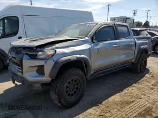 ✅ 2023 Chevrolet Colorado 4WD ZR2 • VIN: 1GCPTFEK5P1235565 • Лот: 70854725. Опубликован ранее на Copart с пробегом 42 500 миль. Бесплатный доступ к архиву аукционных продаж из США и подробный отчёт об истории автомобиля на DreamBid. Изображение 1.