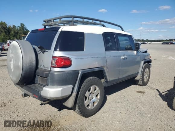 ✅ 2007 Toyota FJ Cruiser • VIN: JTEZU11F270013939 • Lot: 86169305. Wystawiony na Copart z przebiegiem 215 477 mil. Bezpłatny archiwum sprzedaży aukcyjnych z USA i szczegółowy raport historii pojazdu na DreamBid. Zdjęcie 3.