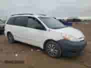 2009 Toyota Sienna LE z VIN 5TDZK23C19S276104, wystawiony jako Copart lot #81915145 z przebiegiem 261 254 mil mil oraz Szkoda całkowita • Salvage title. Historia ofert i sprzedaży dostępna na DreamBid. Obrazek 4.