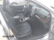 ✅ 2013 Subaru Legacy Limited • VIN: 4S3BMDK62D2011887 • Lot: 42362266. Wystawiony na IAAI z przebiegiem 131 734 mil. Bezpłatny archiwum sprzedaży aukcyjnych z USA i szczegółowy raport historii pojazdu na DreamBid. Zdjęcie 5.