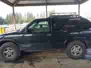 1999 Chevrolet Blazer LS z VIN 1GNCT18W3XK216840, wystawiony jako IAAI lot #41534524 z przebiegiem 199 982 mil mil oraz . Historia ofert i sprzedaży dostępna na DreamBid. Obrazek 14.