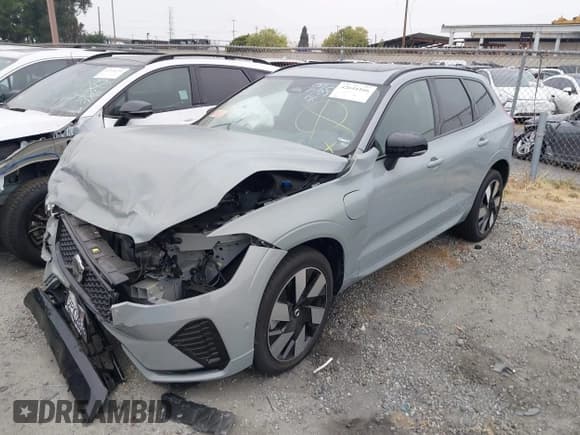 ✅ 2025 Volvo XC60 Plus • VIN: YV4H60RC4S1000561 • Lot: 42644166. Listed on IAAI with 9,457 mi. Free auction sales archive from the USA and detailed vehicle history report at DreamBid. Image 2.