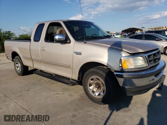✅ 1997 Ford F-250 • VIN: 1FTFX27L9VND44857 • Lot: 62461124. Wystawiony na Copart z przebiegiem 135 081 mil. Bezpłatny archiwum sprzedaży aukcyjnych z USA i szczegółowy raport historii pojazdu na DreamBid. Zdjęcie 4.