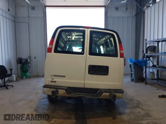 ✅ 2022 Chevrolet Express Cargo • VIN: 1GCWGAFP6N1154973 • Lot: 43357289. Wystawiony na IAAI z przebiegiem 39 106 mil. Bezpłatny archiwum sprzedaży aukcyjnych z USA i szczegółowy raport historii pojazdu na DreamBid. Zdjęcie 17.