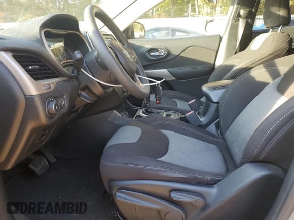 ✅ 2018 Jeep Cherokee Latitude • VIN: 1C4PJLCB7JD596616 • Lot: 91469695. Wystawiony na Copart z przebiegiem 181 426 mil. Bezpłatny archiwum sprzedaży aukcyjnych z USA i szczegółowy raport historii pojazdu na DreamBid. Zdjęcie 7.