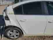 2014 Chevrolet Cruze 1LT z VIN 1G1PC5SB5E7435668, wystawiony jako Copart lot #86121945 z przebiegiem 82 481 mil mil oraz Szkoda całkowita • Salvage title. Historia ofert i sprzedaży dostępna na DreamBid. Obrazek 10.