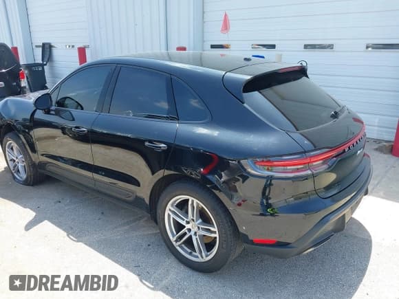 ✅ 2022 Porsche Macan • VIN: WP1AA2A51NLB05822 • Lot: 39567077. Listed on IAAI with 54,527 mi. Free auction sales archive from the USA and detailed vehicle history report at DreamBid. Image 3.