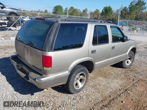 ✅ 2001 Chevrolet Blazer LT • VIN: 1GNCS13W21K102197 • Lot: 43844832. Listed on IAAI with 157,481 mi. Free auction sales archive from the USA and detailed vehicle history report at DreamBid. Image 4.