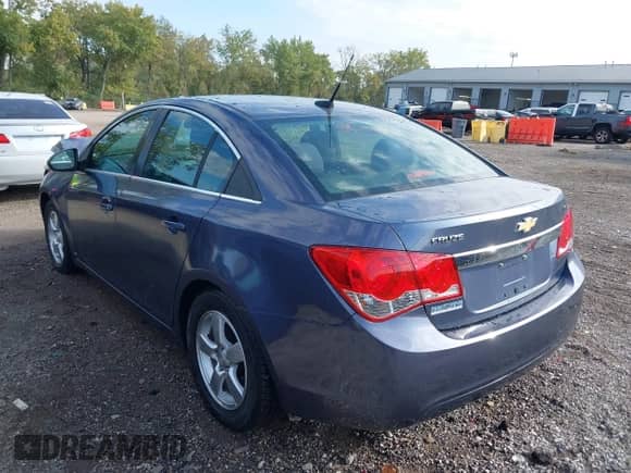 2013 Chevrolet Cruze 1LT z VIN 1G1PC5SB1D7232128, wystawiony jako IAAI lot #40415492 z przebiegiem 159 418 mil mil oraz . Historia ofert i sprzedaży dostępna na DreamBid. Obrazek 3.