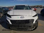 ✅ 2023 Hyundai Kona SE • VIN: KM8K22ABXPU040938 • Лот: 38180564. Опубликован ранее на Copart с пробегом 15 105 миль. Бесплатный доступ к архиву аукционных продаж из США и подробный отчёт об истории автомобиля на DreamBid. Изображение 5.