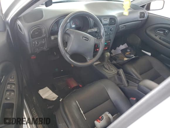 ✅ 2001 Volvo V40 • VIN: YV1VW29571F734092 • Lot: 66326375. Wystawiony na Copart z przebiegiem 237 390 mil. Bezpłatny archiwum sprzedaży aukcyjnych z USA i szczegółowy raport historii pojazdu na DreamBid. Zdjęcie 8.