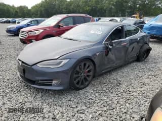 ✅ 2019 Tesla Model S 100D • VIN: 5YJSA1E40KF335528 • Lot: 67507115. Wystawiony na Copart z przebiegiem 156 057 mil. Bezpłatny archiwum sprzedaży aukcyjnych z USA i szczegółowy raport historii pojazdu na DreamBid. Zdjęcie 1.