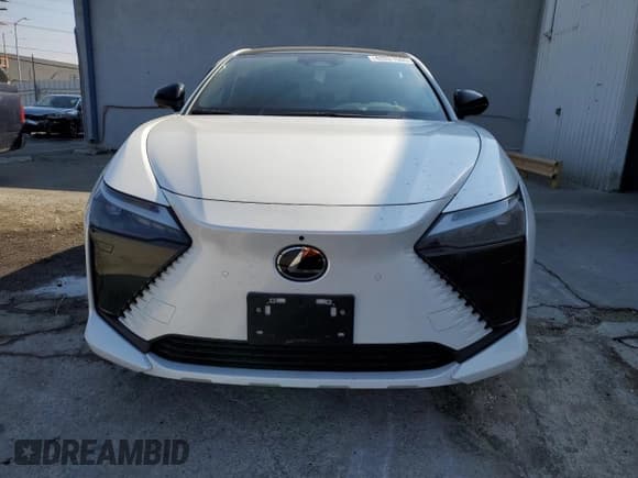 ✅ 2024 Lexus RZ 300e Premium • VIN: JTJABABB7RA001198 • Lot: 42821505. Wystawiony na Copart z przebiegiem 748 mil. Bezpłatny archiwum sprzedaży aukcyjnych z USA i szczegółowy raport historii pojazdu na DreamBid. Zdjęcie 5.