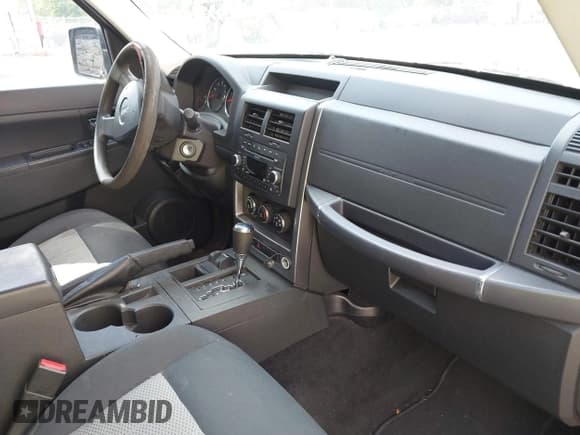 ✅ 2010 Jeep Liberty Sport • VIN: 1J4PN2GK2AW135038 • Lot: 43134645. Wystawiony na IAAI z przebiegiem 109 827 mil. Bezpłatny archiwum sprzedaży aukcyjnych z USA i szczegółowy raport historii pojazdu na DreamBid. Zdjęcie 5.