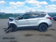 ✅ 2019 Ford Escape SE • VIN: 1FMCU9GD6KUA08948 • Lot: 43372363. Wystawiony na IAAI z przebiegiem 98 253 mil. Bezpłatny archiwum sprzedaży aukcyjnych z USA i szczegółowy raport historii pojazdu na DreamBid. Zdjęcie 15.