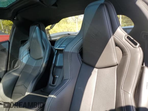 ✅ 2022 Chevrolet Corvette 2LT • VIN: 1G1YB2D46N5123309 • Lot: 71401135. Wystawiony na Copart z przebiegiem 10 132 mil. Bezpłatny archiwum sprzedaży aukcyjnych z USA i szczegółowy raport historii pojazdu na DreamBid. Zdjęcie 10.