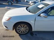 ✅ 2011 Chrysler 200 Limited • VIN: 1C3BC2FB1BN605000 • Lot: 43527638. Wystawiony na IAAI z przebiegiem 248 538 mil. Bezpłatny archiwum sprzedaży aukcyjnych z USA i szczegółowy raport historii pojazdu na DreamBid. Zdjęcie 12.