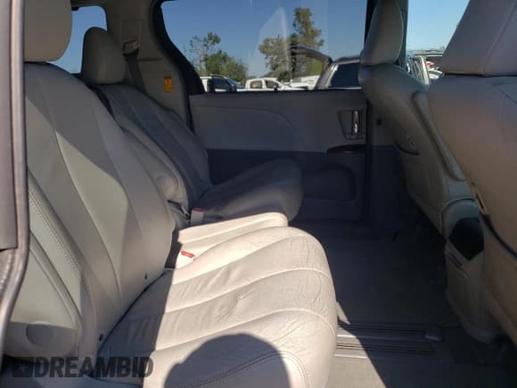 ✅ 2014 Toyota Sienna XLE • VIN: 5TDYK3DC8ES443133 • Lot: 84273065. Listed on Copart with 125,381 mi. Free auction sales archive from the USA and detailed vehicle history report at DreamBid. Image 11.