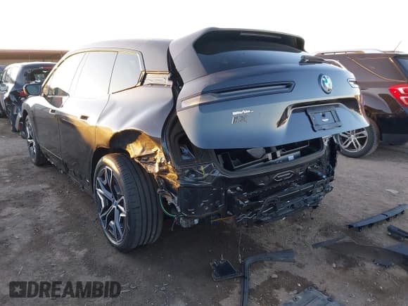 ✅ 2023 BMW iX M60 • VIN: WB533CF05PCM19091 • Lot: 41223322. Wystawiony na IAAI z przebiegiem 15 916 mil. Bezpłatny archiwum sprzedaży aukcyjnych z USA i szczegółowy raport historii pojazdu na DreamBid. Zdjęcie 6.