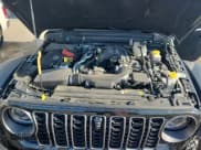 ✅ 2024 Jeep Wrangler Rubicon • VIN: 1C4RJXFG7RW278759 • Lot: 92492445. Wystawiony na Copart z przebiegiem 17 926 mil. Bezpłatny archiwum sprzedaży aukcyjnych z USA i szczegółowy raport historii pojazdu na DreamBid. Zdjęcie 12.