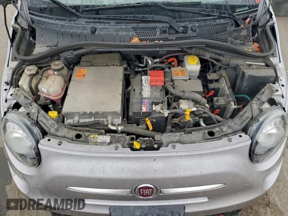 ✅ 2018 FIAT 500e • VIN: 3C3CFFGE3JT369329 • Lot: 94040425. Wystawiony na Copart z przebiegiem 53 262 mil. Bezpłatny archiwum sprzedaży aukcyjnych z USA i szczegółowy raport historii pojazdu na DreamBid. Zdjęcie 11.